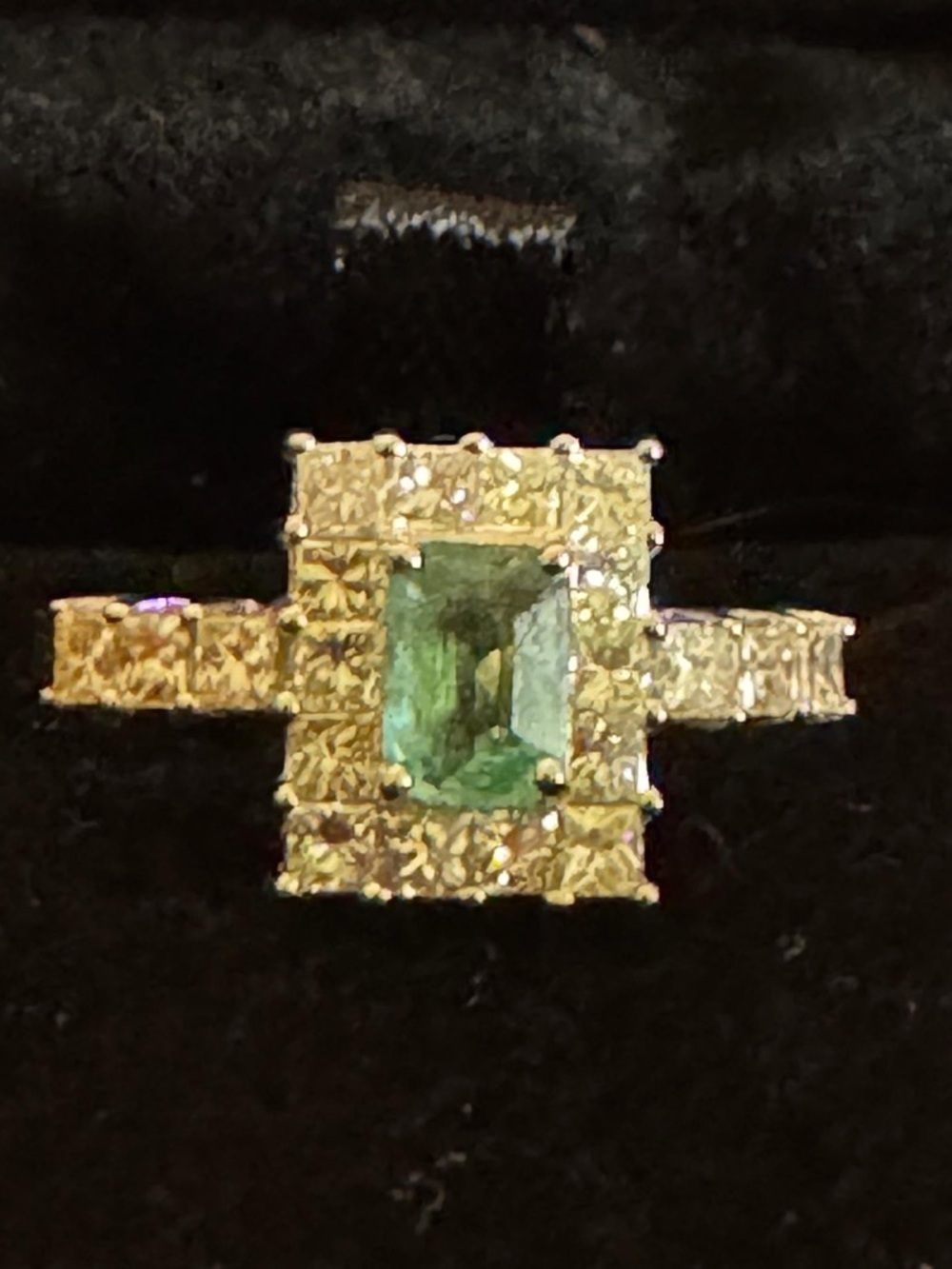 Stunning 18k white gold, diamond and natural Emerald Ring
